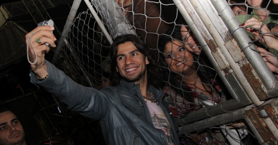 Mariano atende fãs na chegada ao Cowboy Forever, em Vitória (22/9/12) - Milene Cardoso/AgNews