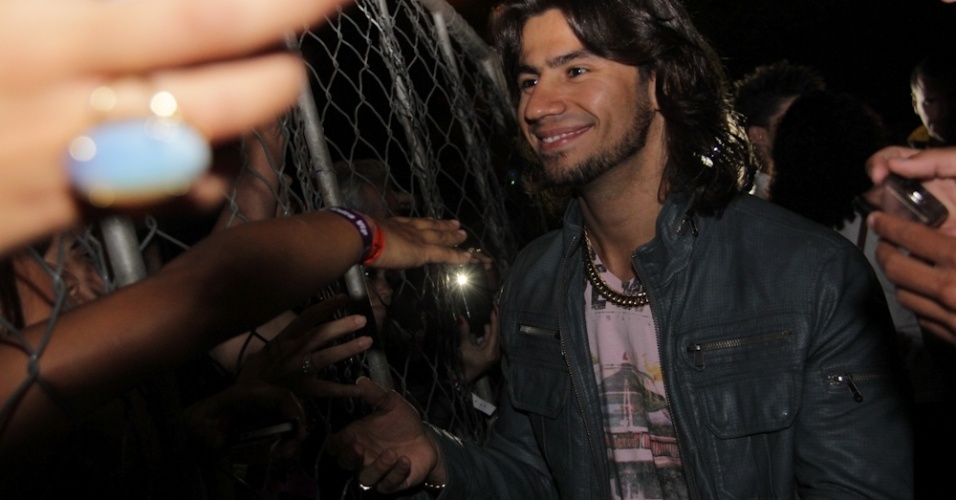 Mariano atende fãs na chegada ao Cowboy Forever, em Vitória (22/9/12) - Milene Cardoso/AgNews