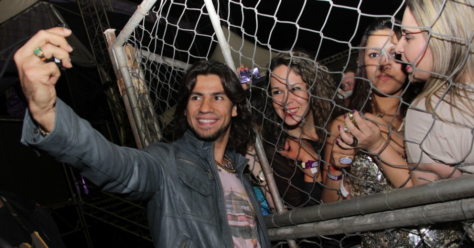 Mariano atende fãs na chegada ao Cowboy Forever, em Vitória (22/9/12) - Milene Cardoso/AgNews