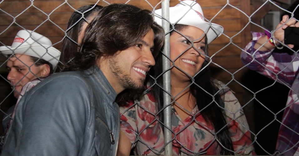 Mariano atende fãs na chegada ao Cowboy Forever, em Vitória (22/9/12) - Milene Cardoso/AgNews