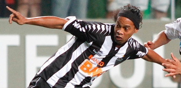 Ronaldinho foi suspenso pelo STJD por lance no jogo com Grêmio e não pega o Inter - RAMON BITENCOURT/AGÊNCIA I7/AE