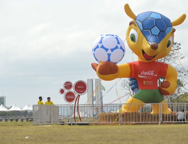 Boneco inflável de 7 metros de altura, do mascote de Copa, na Esplanada dos Ministérios - Marcello Casal Jr/Agência Brasil