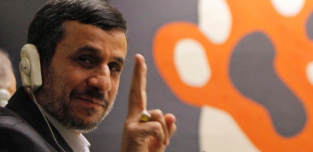 Ahmadinejad faz o sinal da paz durante reunião da Assembleia Geral da ONU, em Nova York - Eduardo Munoz/Reuters