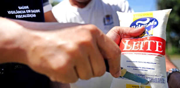 Equipes da Vigilância Sanitária de 293 cidades seguem recolhendo leite e derivados da marca Holandês. Aproximadamente 30 mil litros de leite supostamente contaminados com nitrito foram inutilizados - Guto Kuerten/Agência RBS