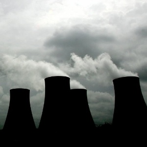 Torres de usina termelétrica no Reino Unido usa fontes poluentes. Londres tem a pior qualidade do ar entre as capitais da União Europeia - Mike Finn-Kelcey/Reuters