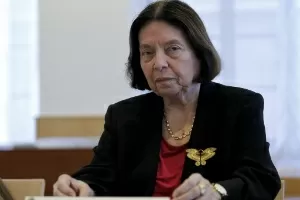 A escritora brasileira Nélida Piñón fala com a imprensa na Residência de Estudiantes, em Madri (24/9/12) - EFE/Zipi