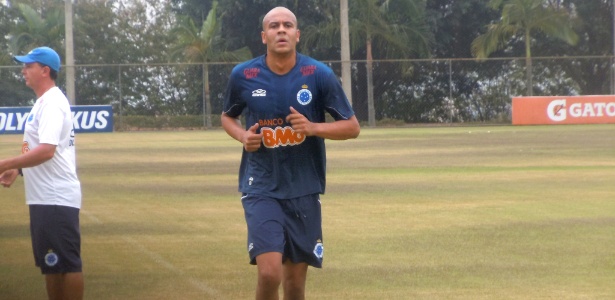 Alex Silva faz corridas no campo do Cruzeiro como parte do processo de recuperação  - Gabriel Duarte/UOL