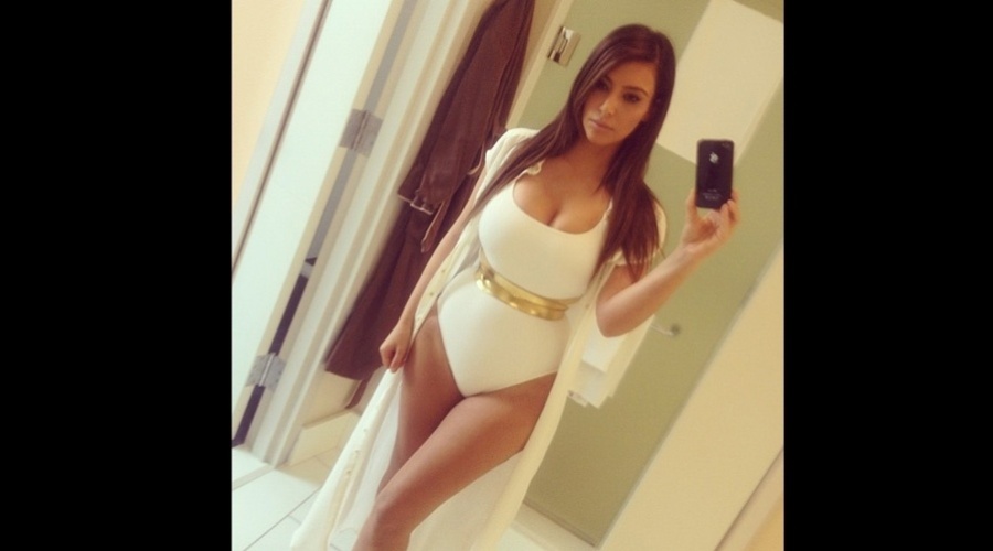 Kim Kardashian exibiu a boa forma  vestindo maiô branco (24/9/12)