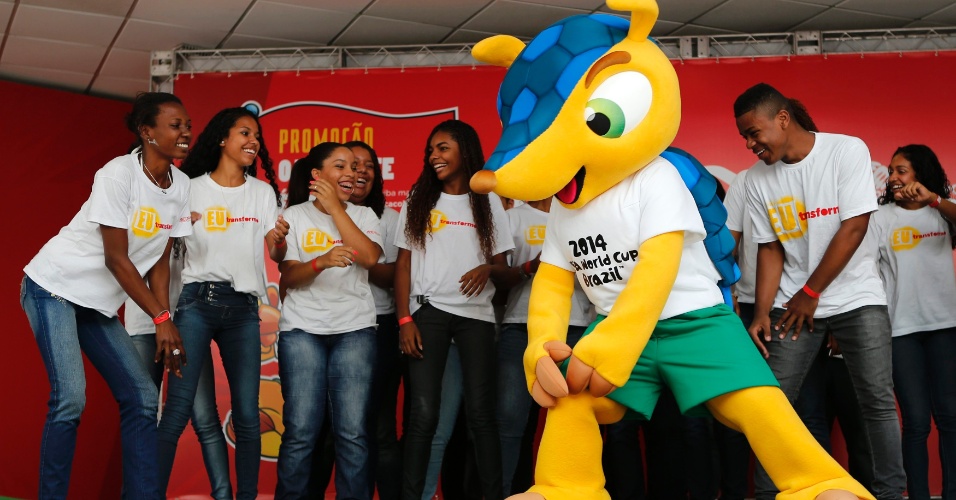 Mascote da Copa do Mundo de 2014 dança em evento no Rio de Janeiro