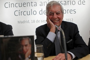 O escritor Mario Vargas Llosa fala com a imprensa sobre lançamento de sua obra completa, em Madri (18/9/12) - EFE/Zipi