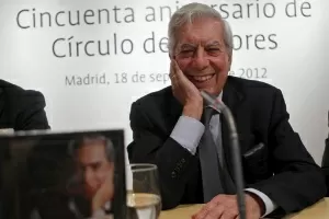 O escritor Mario Vargas Llosa fala com a imprensa sobre lançamento de sua obra completa, em Madri (18/9/12) - EFE/Zipi