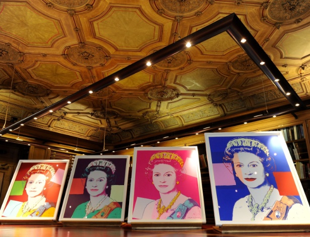 Obras de Andy Warhol retratam rainha Elizabeth 2ª em seu jubileu de prata, em 1977 - AP