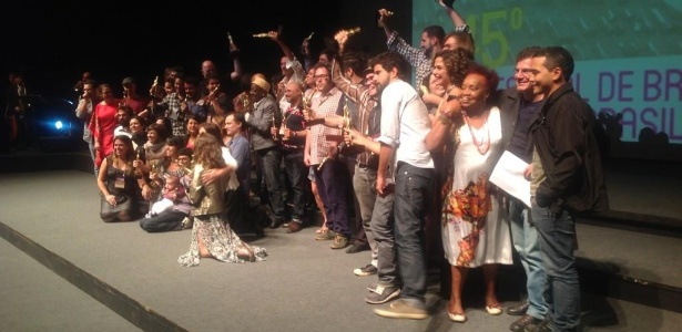 Os vencedores do 45º Festival de Brasília do Cinema Brasileiro se reúnem no palco Teatro Nacional para o festejo final e a foto oficial (24/09/12) - Divulgação