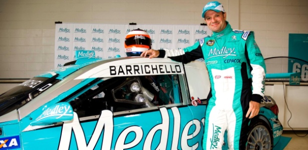 Rubens Barrichello posa ao lado do carro da Full Time, sua nova equipe na Stock Car - Miguel Costa Jr./MF2
