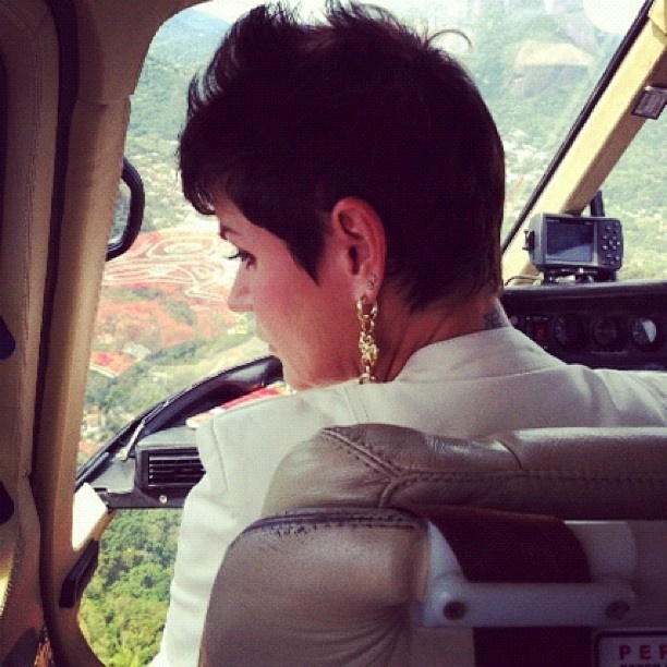 Xuxa viaja de helicóptero para São Paulo. Nesta segunda, ela lança uma campanha para uma marca de tinta de cabelos (24/9/12)