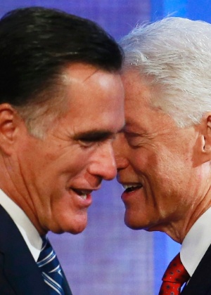 O candidato presidencial republicano Mitt Romney (esq.) e o ex-presidente norte-americano Bill Clinton (dir.) se cumprimentam durante o evento Clinton Global Initiative em Nova York, nos Estados Unidos