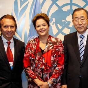 Ban Ki-moon, secretário-Geral das Nações, com a presidente Dilma Rousseff e Emerson Fittipaldi, antes do início da sessão  - Roberto Stuckert Filho/PR