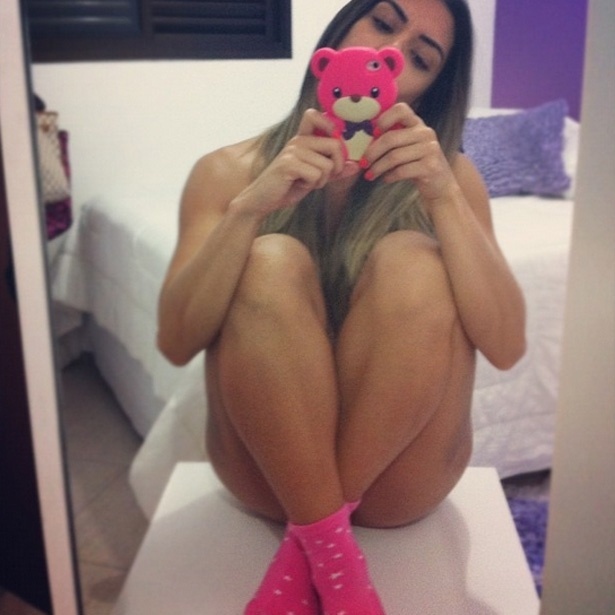 A apresentadora Gracielle Carvalho postou uma foto no Twitter nua salvo por um par de meias rosas. "Vou fazer naninha assim só de meinha rosinha combinando com minha Case de ursinho", escreveu (24/9/12)