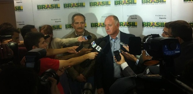 Aldo Rebelo (e) e o técnico Luiz Felipe Scolari conversam com a imprensa após encontro em Brasília