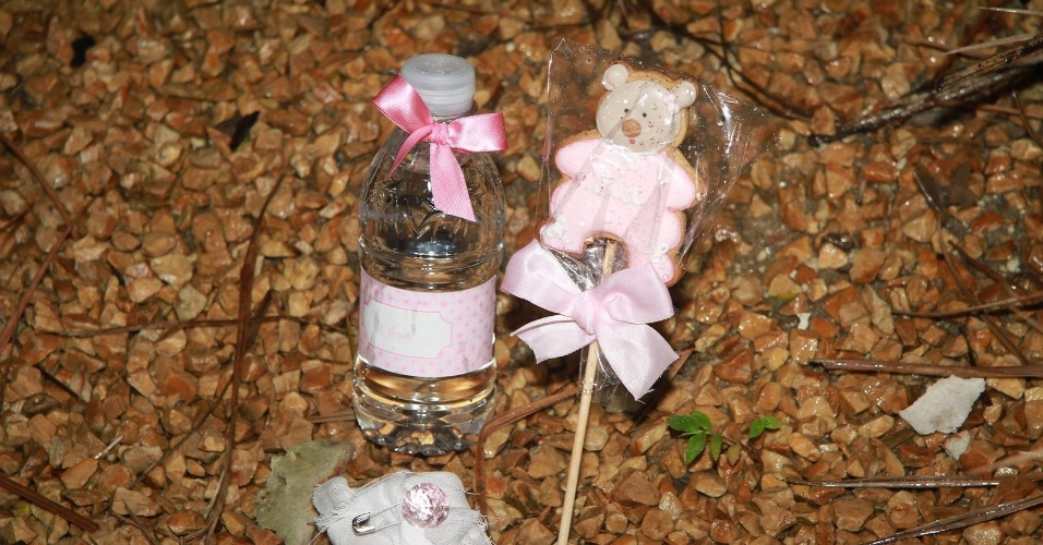 As lembranças dadas por Angélica para os amigos que visitaram Eva incluem uma garrafinha de água, um biscoito e um bem-nascido (25/9/12)