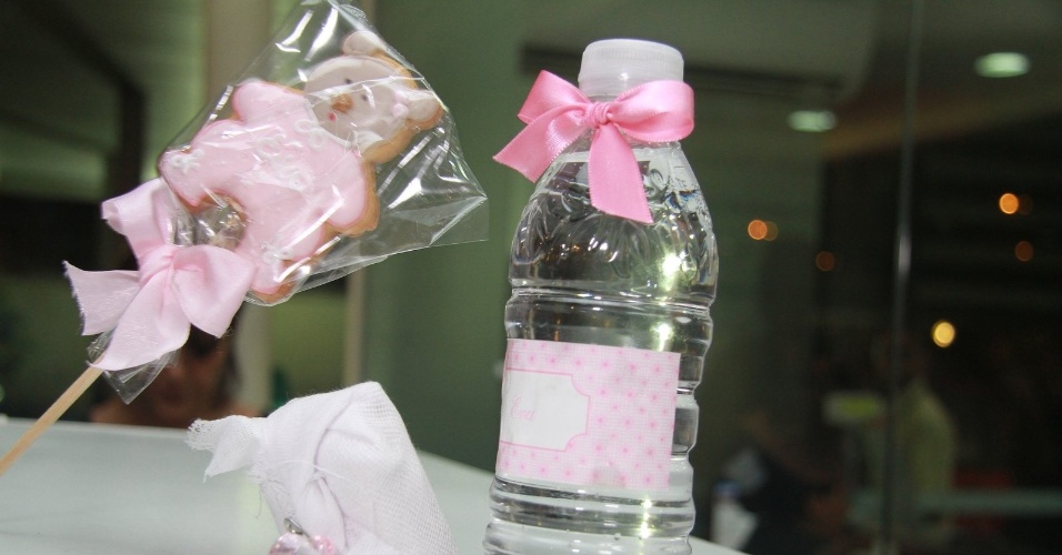 As lembranças dadas por Angélica para os amigos que visitam Eva incluem uma garrafinha de água, um biscoito e um bem-nascido (25/9/12)