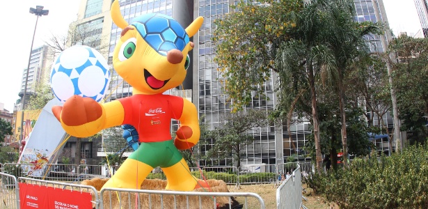 Boneco inflável do tatu-bola mascote da Copa-2014 é exposto em São Paulo, no Vale do Anhangabaú 