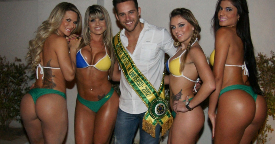 Candidatas do concurso Miss Bumbum com o Mister Universo Thiago Ximenes nos bastidores do programa "Super Pop", em São Paulo (24/9/12)
