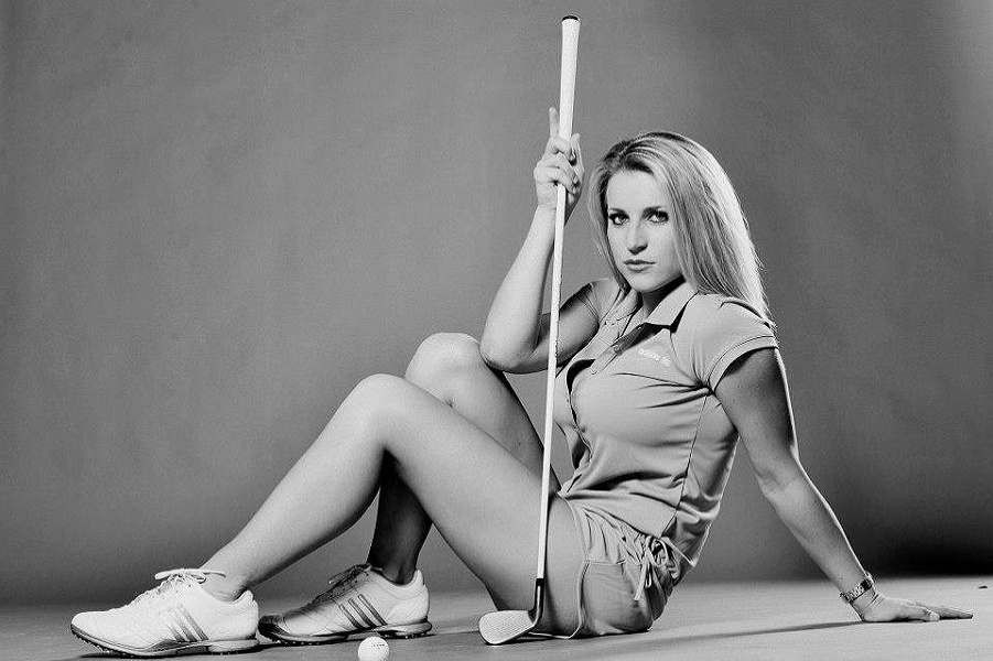 Meghan Hardin, candidata a musa do golfe, posa para fotos em seu site oficial - Divulgação