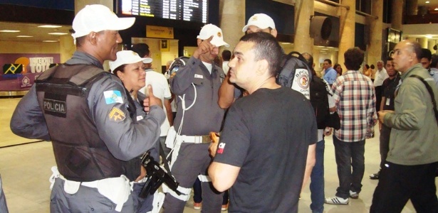 Policiais e seguranças de Ronaldinho armam forte esquema para sua chegada ao Rio - Pedro Ivo Almeida/UOL