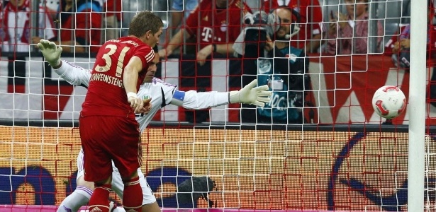 Schweinsteiger chuta para abrir o placar para o Bayern de Munique contra o Wolfsburg - REUTERS/Michael Dalder 