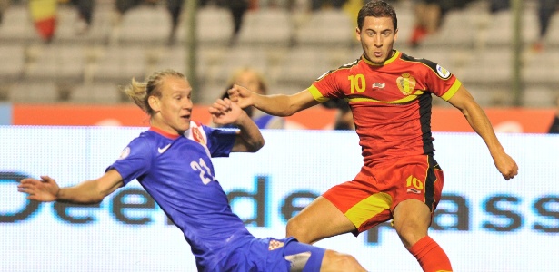 Domagoj Vida (esq) em jogo entre Croácia e Bélgica nas eliminatórias da Copa-2014 - AFP PHOTO / JOHN THYS