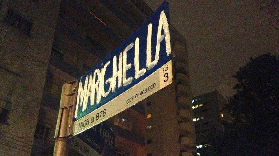 25.set.2012 - Placas da alameda Casa Branca, em São Paulo, são pintadas com nome do guerrilheiro Marighella