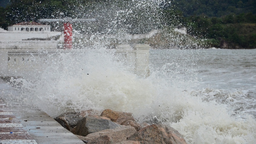 Marinha alerta para banhistas e navegantes tomarem cuidado nas praias - Marcus Cabaleiros/Frame/Agência Estado