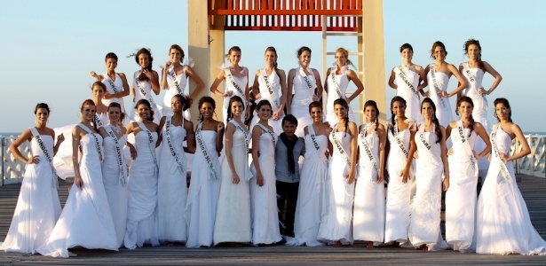 Candidatas ao título de Miss Brasil 2012 desfilaram descalças e com vestidos de noiva no Ceará - Carol Gherardi/Divulgação