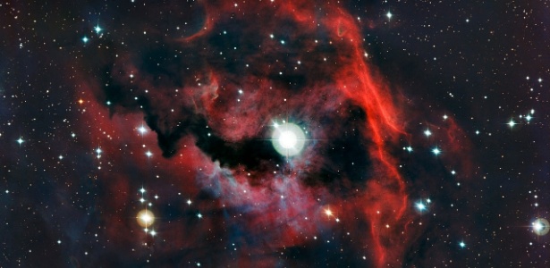 Nebulosa da Gaivota tem contorno vermelho devido à interação entre luz de estrelas e gás hélio  - MPG/ESO 