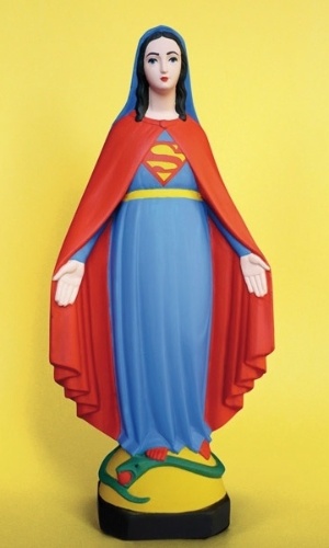 A artista plástica francesa Soasig Chamaillard resolveu transformar a imagem da Virgem Maria em personagens da cultura pop, como o Super-Homem - Reprodução/soasig-chamaillard.com