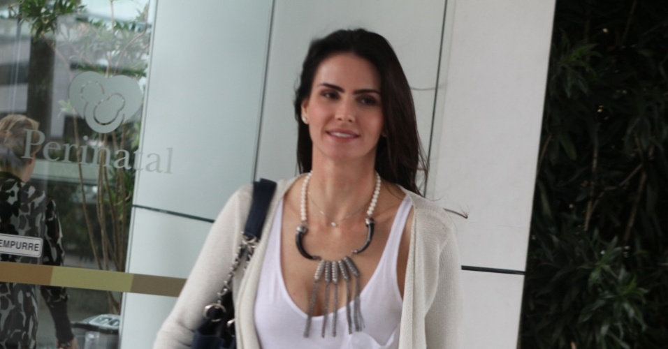 A atriz Lizandra Souto visitou a apresentadora Angélica na maternidade, no Rio (26/9/12)
