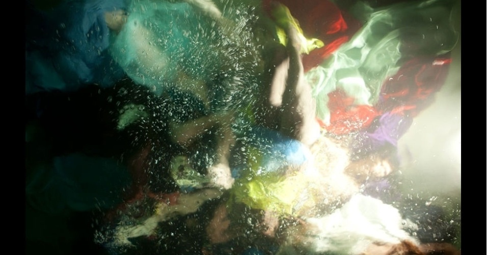 A fotógrafa Christy Lee Rogers sempre gostou de viver perto do mar e essa "obsessão" pela água está presente na maioria de sua obra, como nas fotos submersas da série Reckless Unbound - Christy Lee Rogers