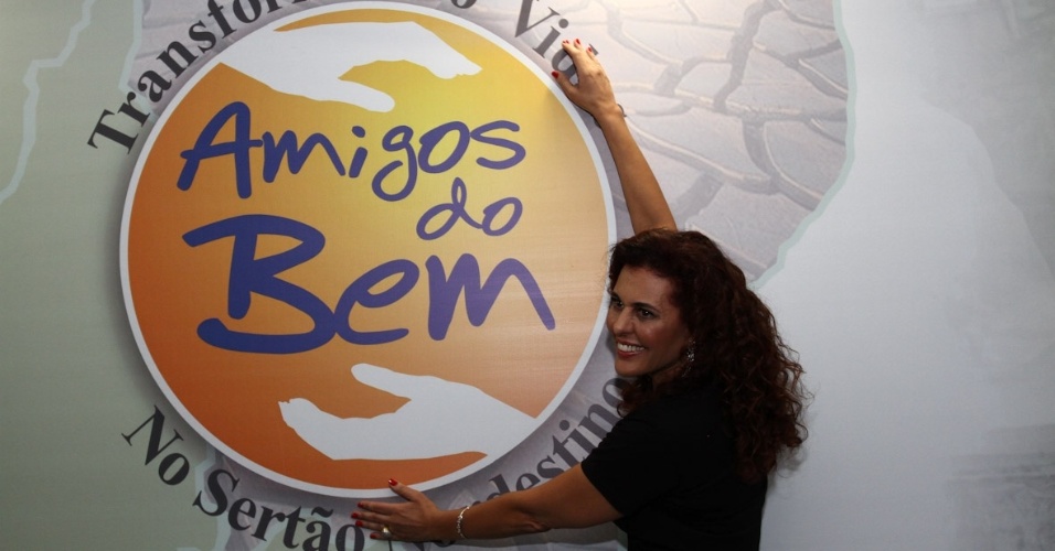 Alcine posa para fotos no show beneficente "Amigos do Bem" (25/9/12) - Cláudio Augusto/Foto Rio News