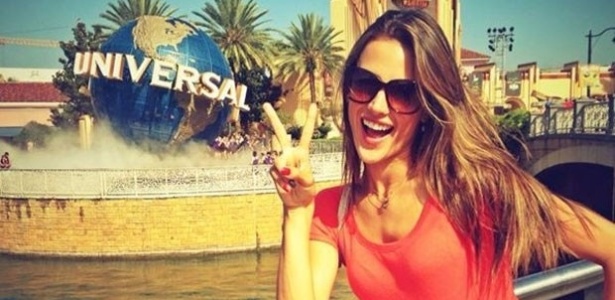 Alessandra Ambrósio vai ao parque da Universal, em Orlando (26/9/12)