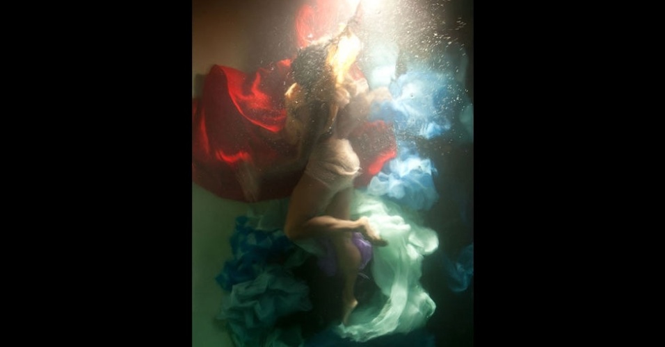 Antes da sessão de fotos, ela testa vários tipos de tecidos para ver qual tem o melhor movimento na água. "Sinto como se estivesse pintando com esses tecidos", conta - Christy Lee Rogers