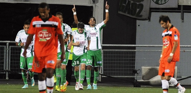Ao fundo, brasileiro Brandão comemora após marcar pelo Saint-Etienne contra o Lorient - Jean-Sebastien Evrard/AFP