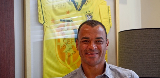 Cafu posa em frente à camiseta da seleção usada na final da Copa do Mundo de 94, contra a Itália