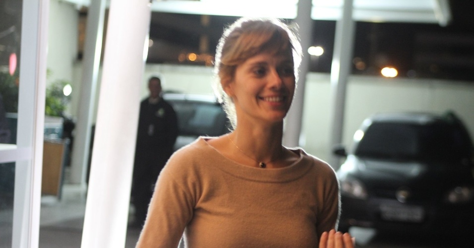 Carolina Dieckmann visitou a apresentadora Angélica nesta quarta na maternidade, no Rio (26/9/12)