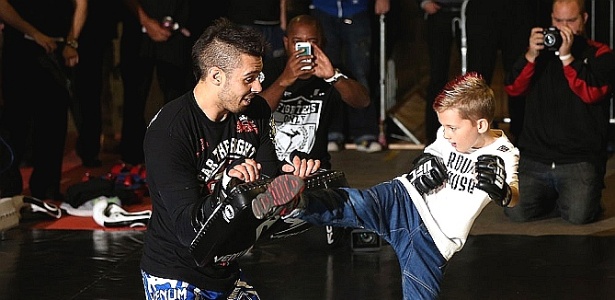 Dan Hardy leva garotinho para treino e brinca antes do UFC on Fuel TV 5 - Divulgação/UFC