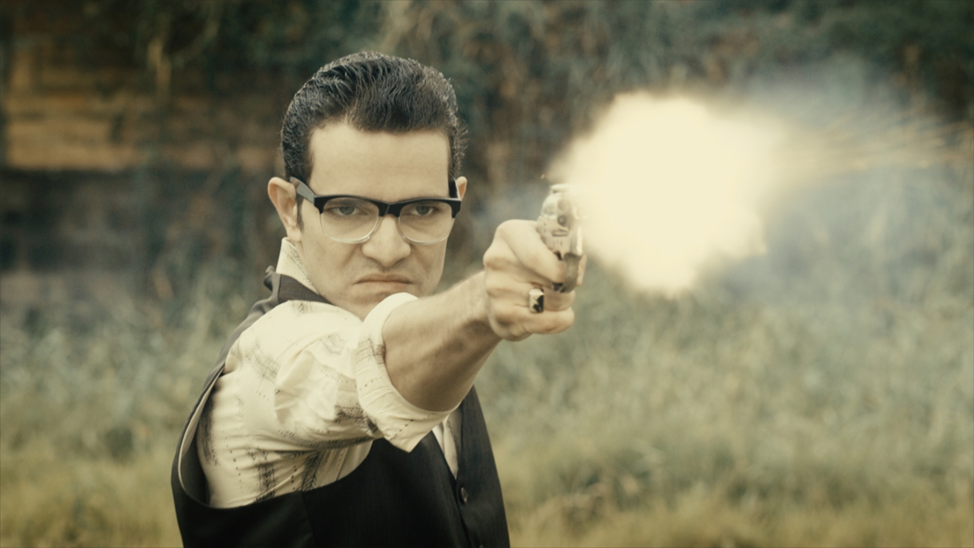 Daniel Oliveira teve que usar lentes grosas, prótese no queixo e afatador para ficar com orelhas de abano  - Divulgação