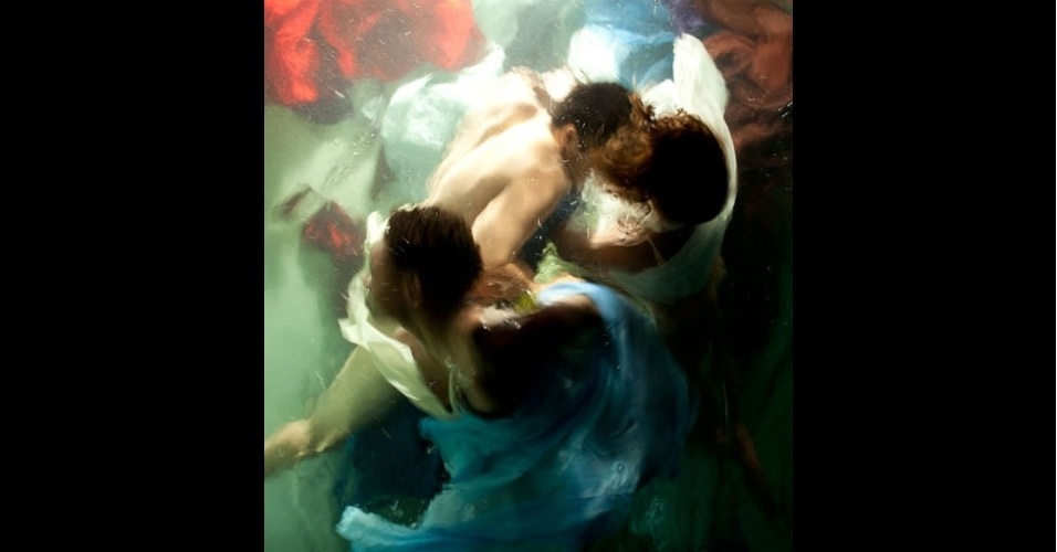Ela conta que adora fazer fotos submersas, especialmente por causa da maneira com que a luz reage à água - Christy Lee Rogers