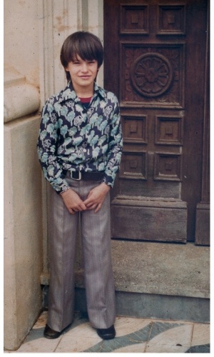 Foto de Adão quando criança, presente na biografia "Momentos Brilhantes da Minha Vida Rídicula" - Divulgação 