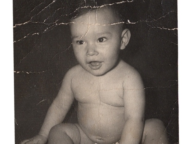 Foto de Adão quando era bebê, presente na biografia "Minha Vida Rídicula". O cartunista diz que não tem vergonha de contar sua história nas tiras - Divulgação 
