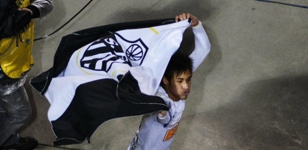 Neymar carrega a bandeira do Santos após conquista do título da Recopa Sul-Americana - Reinaldo Marques/EFE